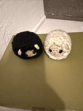 2 crochet sheep